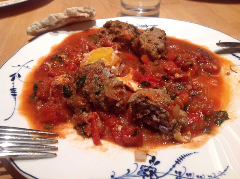 tajine van lamsgehakt met gepocheerde eieren
