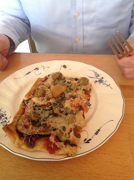 Pizza met aubergines en pancetta