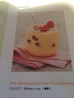 Perzikenmousse met zomerfruit