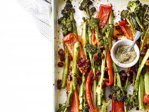 Ovengeroosterde broccolini en paprika met za\'atar en chorizo