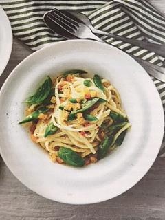 Linguine met citroensaus, sugarsnaps en broodkruim