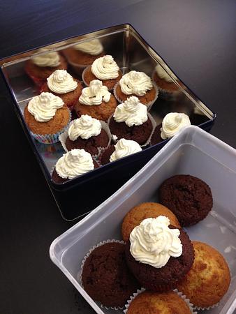 Chocolademuffins met stukjes chocolade en swiss butter cream