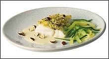 In de oven gebakken kabeljauwhaas met een korst van zwarte-woudham, puree van jonge prei en gebakken cantharellen