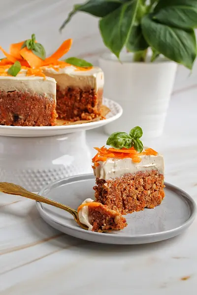 No bake worteltaart met cashewcream topping | plantaardig & glutenvrij
