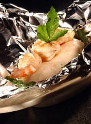 Papillot van kipfilet, scampi en kruidenboter