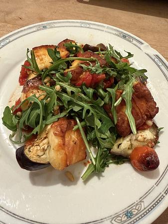 Halloumi met aubergines, tomaten & pijnboompitten