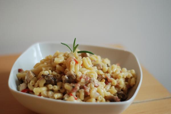 Pasta met spek, banaan en pijnboompitten