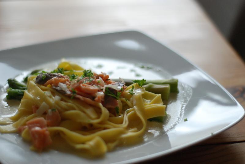 Tagliatelle met zalm en groene asperge