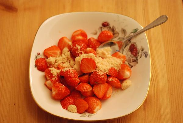 Aardbeien met bruine suiker
